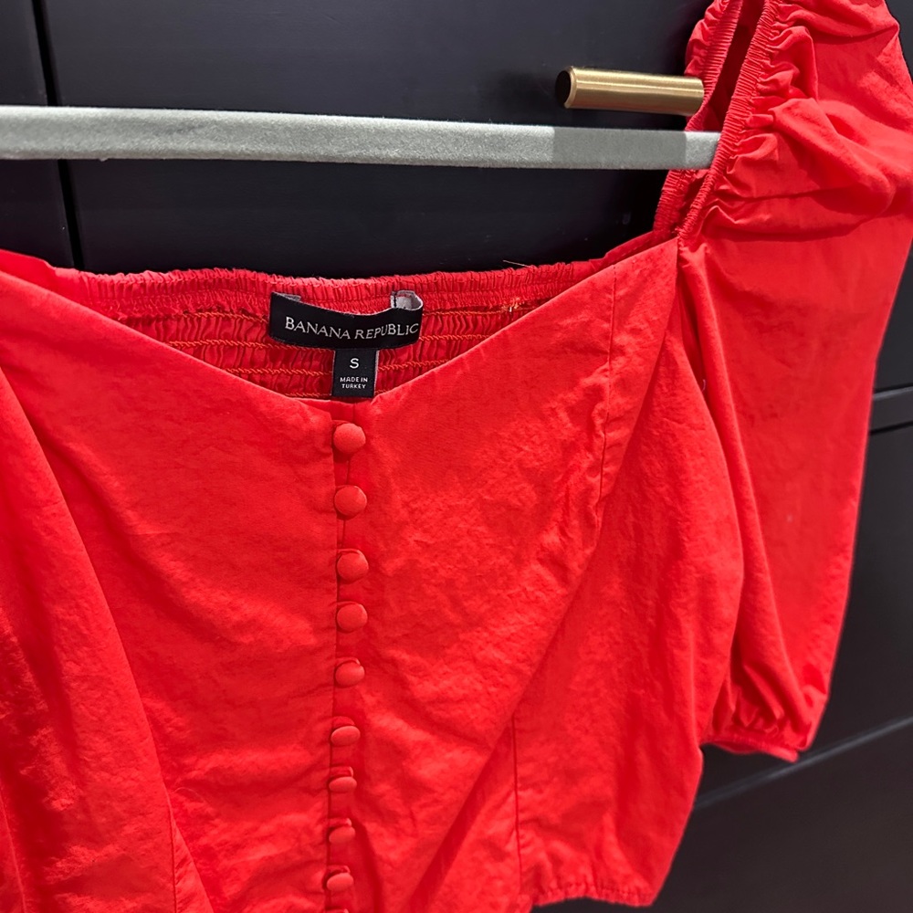 Banana Republic Red Sweetheart Neckline Cropped Top in Like New condition